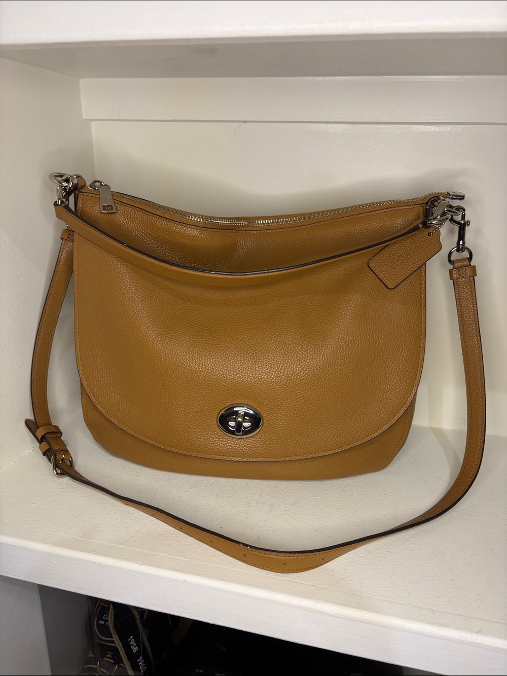 Coach Turnlock Hobo Bag Saddle Pebbled Leather, 24771 - MINT